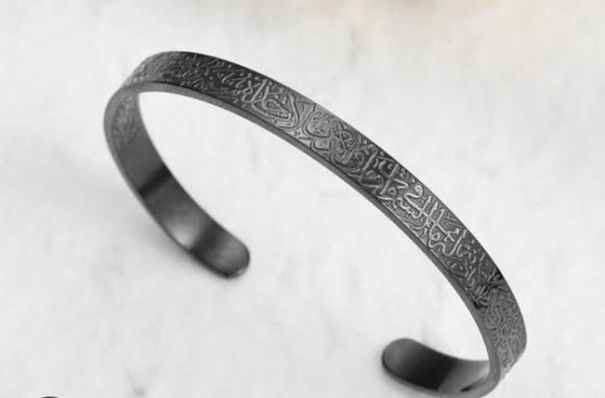 Elegant Ayatul Kursi bracelet on wrist
سوار آية الكرسي على المعصم
